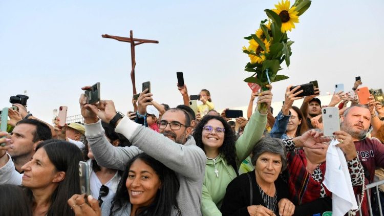 ĐTC cầu nguyện với một số bệnh nh&acirc;n v&agrave; t&ugrave; nh&acirc;n tại Fatima