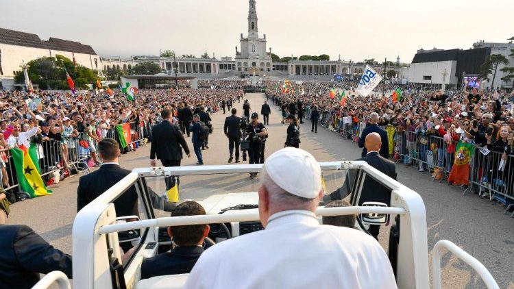 ĐTC cầu nguyện với một số bệnh nh&acirc;n v&agrave; t&ugrave; nh&acirc;n tại Fatima