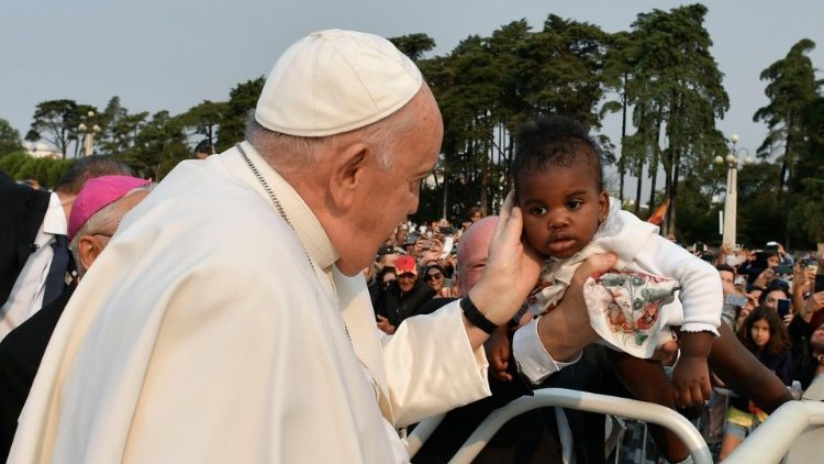 ĐTC cầu nguyện với một số bệnh nh&acirc;n v&agrave; t&ugrave; nh&acirc;n tại Fatima