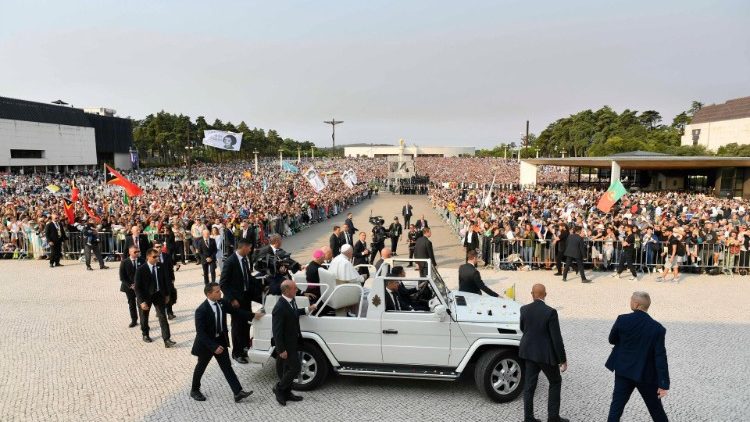 ĐTC cầu nguyện với một số bệnh nh&acirc;n v&agrave; t&ugrave; nh&acirc;n tại Fatima