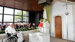 2023.08.05 Viaggio Apostolico in Portogallo in occasione della XXXVII Giornata Mondiale della Gioventu' - Preghiera del Santo Rosario con i giovani ammalati presso la Cappellina delle Apparizioni