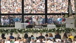 2023.08.05 Viaggio Apostolico in Portogallo in occasione della XXXVII Giornata Mondiale della Gioventu' - Preghiera del Santo Rosario con i giovani ammalati presso la Cappellina delle Apparizioni