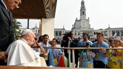 2023.08.05 Viaggio Apostolico in Portogallo in occasione della XXXVII Giornata Mondiale della Gioventu' - Preghiera del Santo Rosario con i giovani ammalati presso la Cappellina delle Apparizioni