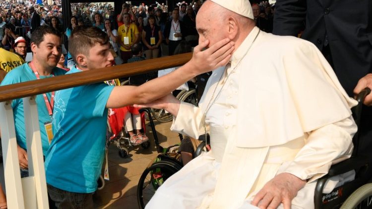 ĐTC cầu nguyện với một số bệnh nh&acirc;n v&agrave; t&ugrave; nh&acirc;n tại Fatima