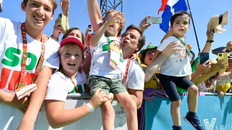 Hata watoto waliudhuria Siku ya vijana wakiwa na wazazi wao vijana