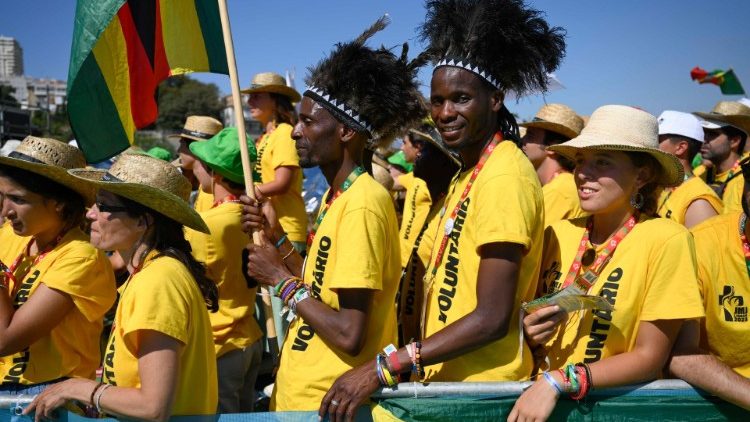 Mataifa yote , rangi na kabila wananishuhudia ulimwenguni kote