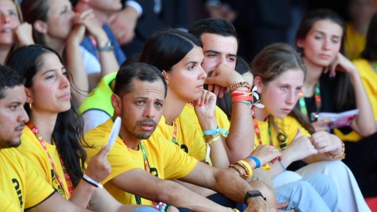 Vijana wa Kujitolea katika Tukio la WYD Ureno wakisiliza Papa