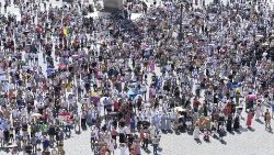 2023.08.20 Angelus: серед різних прапорів на площі майорять також і українські