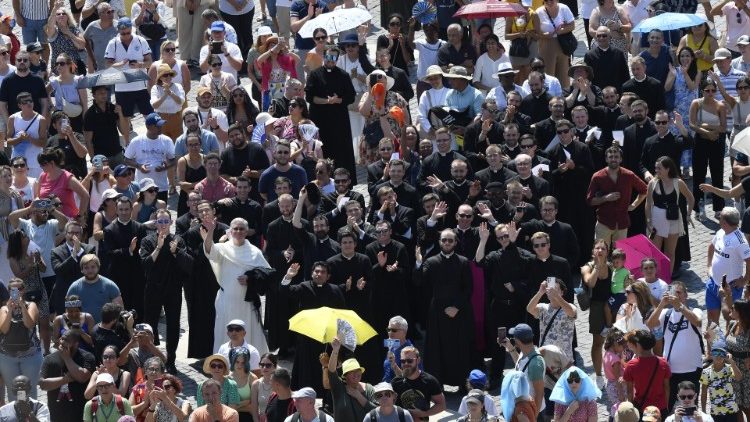 Fiéis durante o Angelus na Praça São Pedro
