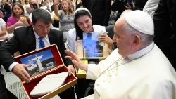 Associação Amigos de Cristo levam o fragmento da estátua para bênção do Papa