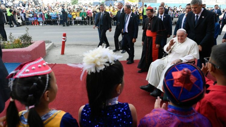 Papa amepokelewa Uwana wa Ndege Nchini Mongolia