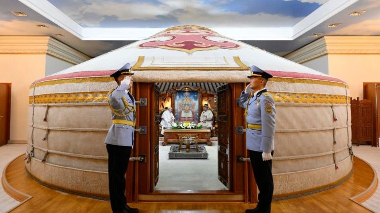 Ger postavljen v notranjosti državne palače, skozi katerega vidimo papeža Frančiška in mongolskega predsednika Ukhnaagiina Khürelsükaha med pogovorom