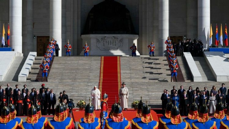 2023.09.02 Viaggio Apostolico in Mongolia - Cerimonia di benvenuto e visita al Presidente della Mongolia