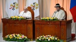 Papež Frančišek med srečanjem s predstavniki oblasti, civilno družbo in diplomatskim zborom v dvorani Ikh Mongol državne palače.