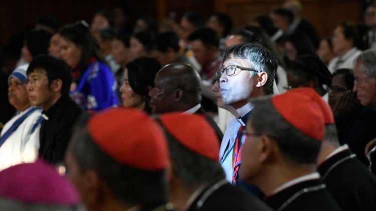 대성당에 함께한 신자들