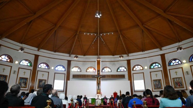 Under eftermiddagen lördagen den 2 september, mötte påven Franciskus Mongoliets biskopar, präster, missionärer och pastorala arbetare i katedralen tillägnad Petrus och Paulus, som är sätet för den apostoliska prefekturen i Ulaanbaatar. 