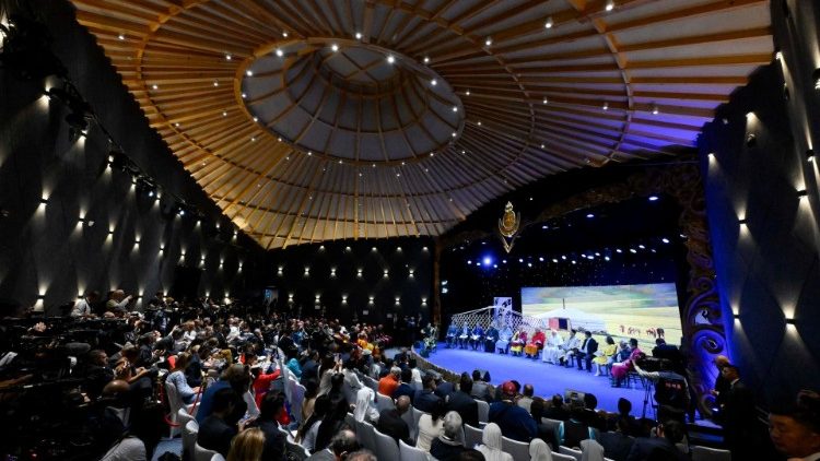 धार्मिक नेताओं से मुलाकात करते संत पापा फ्रांँसिस