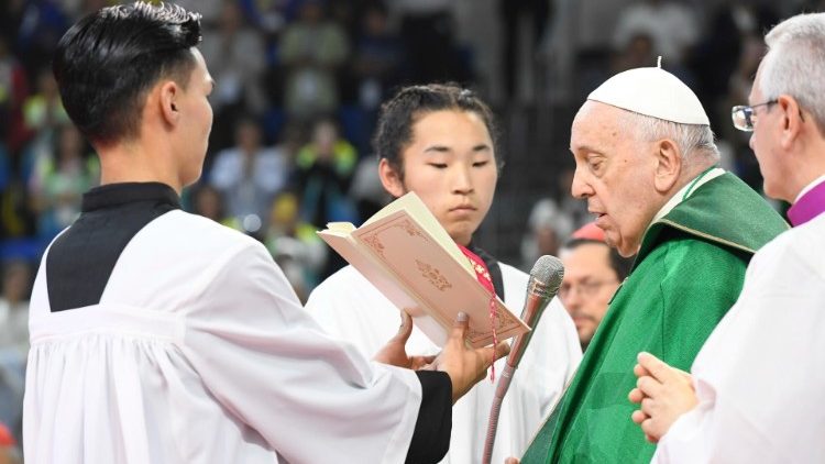 O Papa Francisco durante a missa celebrada na "Steppe Arena", em Ulan Bator, Mongólia