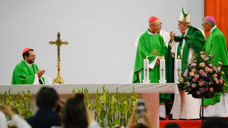 Papa me imzot John Tong Hon dhe imzot Stephen Chow