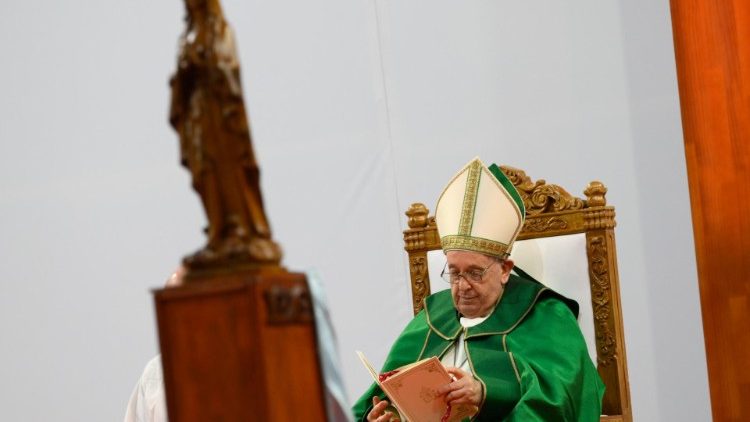 Papa kremton meshën në Ulan Bator