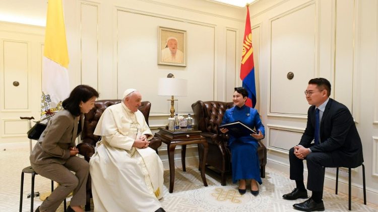 Le Pape et la ministre mongole des Affaires étrangères dans un salon de l'aéroport