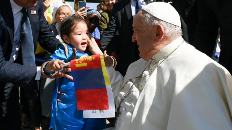 Une enfant salue le pape François sur le tarmac de l'aéroport avant son départ de Mongolie