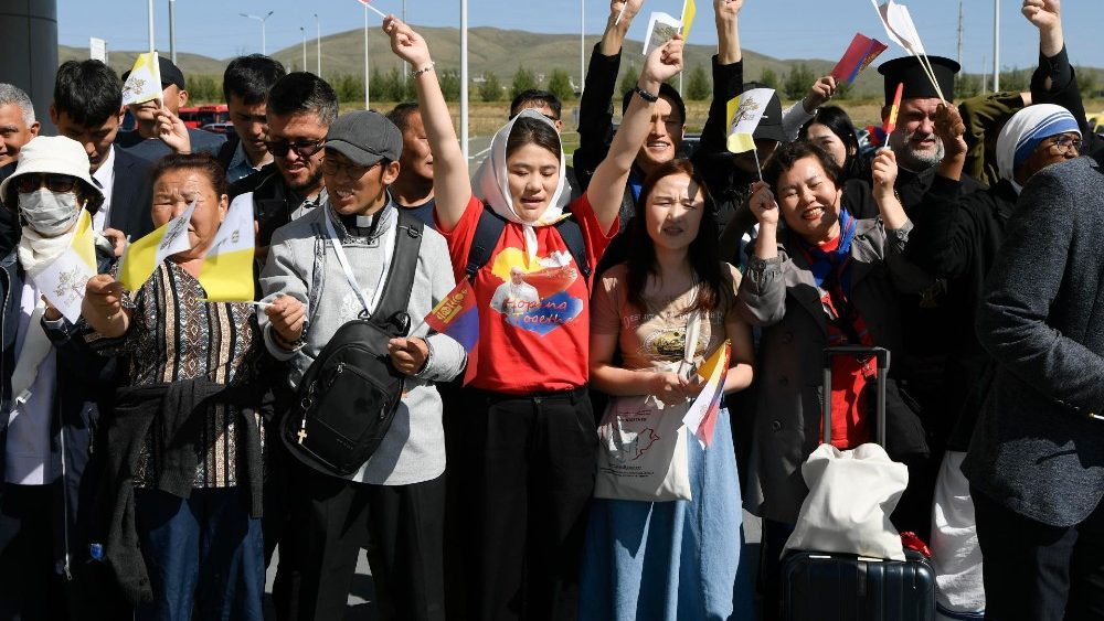 Papa se despede das autoridades locais antes de embarcar de volta a Roma