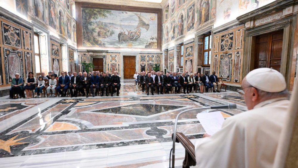 O Papa Francisco na audiência com os membros da Associação Bíblica Italiana (Vatican Media)