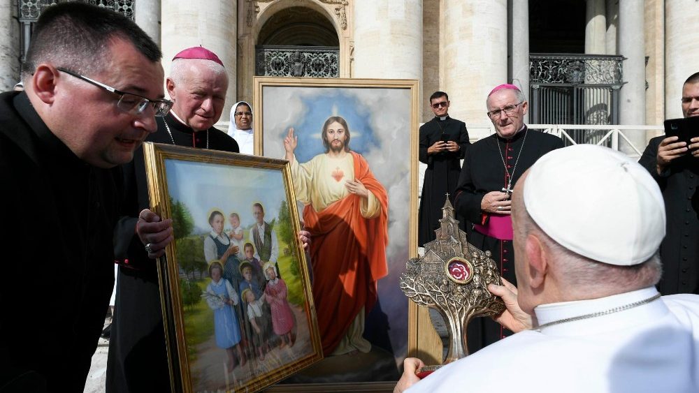 Ao final da Audiência Geral, as bênçãos do Papa
