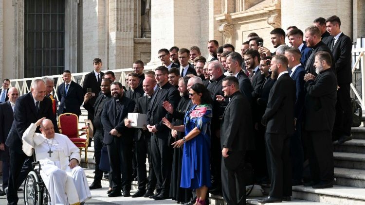 O momento ao final da Audiência Geral desta quarta (13)