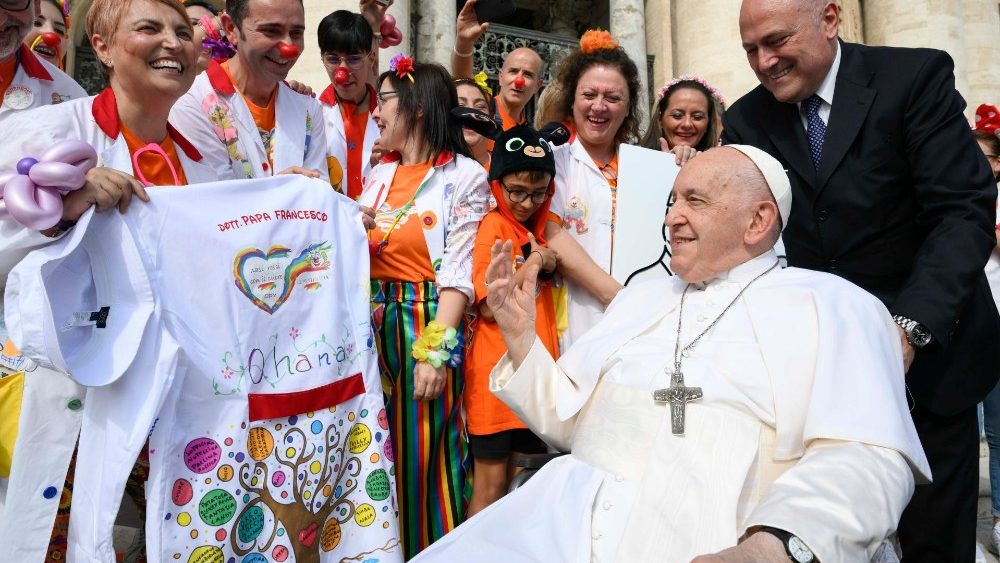 O encontro do Papa com os voluntários da associação "Nasi rossi con il cuore" (Narizes vermelhos com o coração)