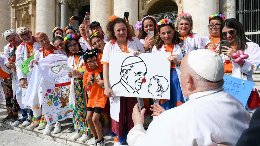 O encontro do Papa com os voluntários da associação "Nasi rossi con il cuore" (Narizes vermelhos com o coração)