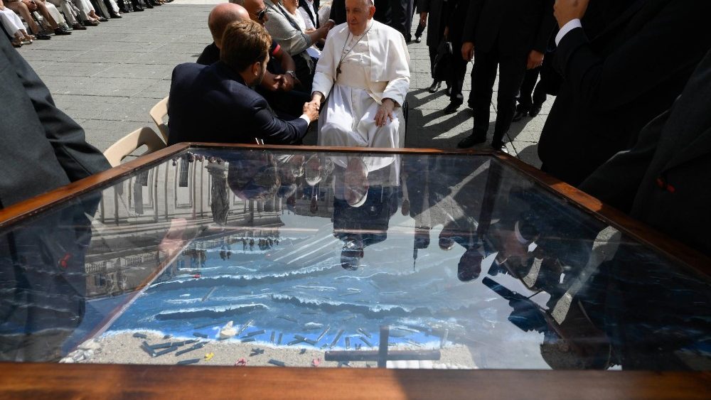 A tela envolvida numa caixa de vidro entregue ao Papa