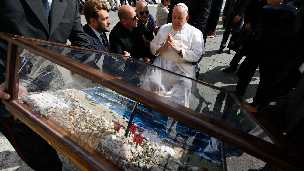 A tela envolvida numa caixa de vidro entregue ao Papa