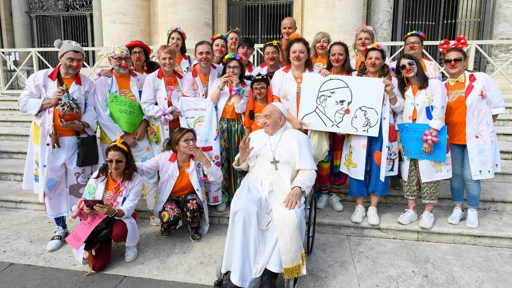 O encontro do Papa com os voluntários da associação "Nasi rossi con il cuore" (Narizes vermelhos com o coração)