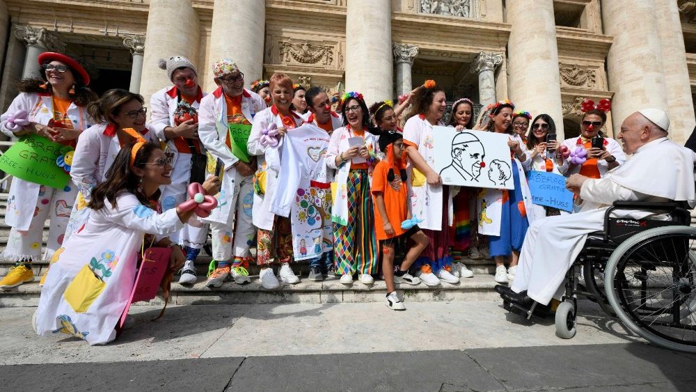 O encontro do Papa com os voluntários da associação "Nasi rossi con il cuore" (Narizes vermelhos com o coração)