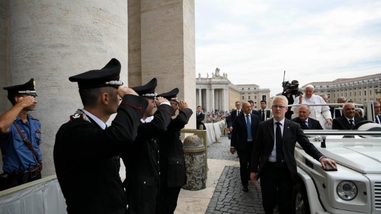 Militari Carabinieri salutându-l pe papa Francisc, în piața Sfântul Petru din Vatican. 