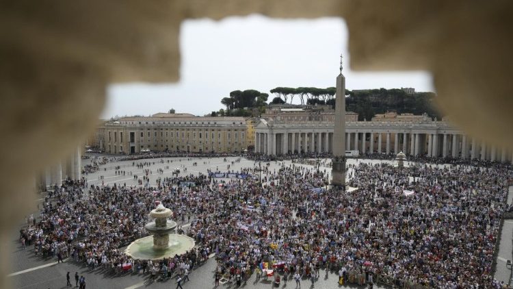 Pellegrini e fedeli in Piazza San Pietro per la preghiera mariana dell'Angelus 