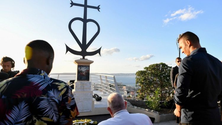 Papa alikuwa katika mnara wa kumbu kumbu la mabaharia na wahamiaji walipoteza maisha yao baharini