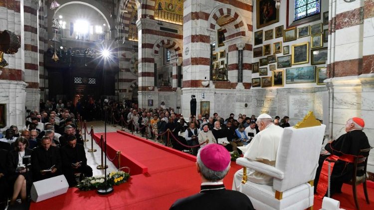 Oração mariana com o clero diocesano na Basílica de Notre Dame de la Garde