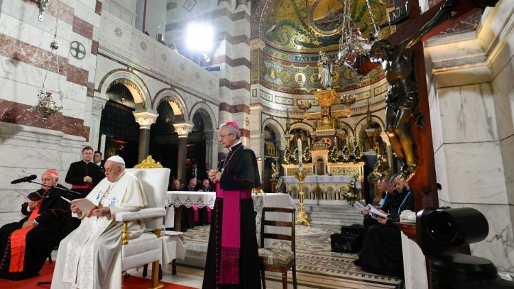 Папа Франциск во время богородичного молебна в базилике Нотр-Дам-де-ла-Гард (Марсель, 22 сентября 2023 г.)