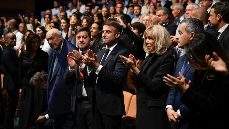 Rais Macron alikuwa miongoni mwa washiriki wa kikao cha mwisho na Papa