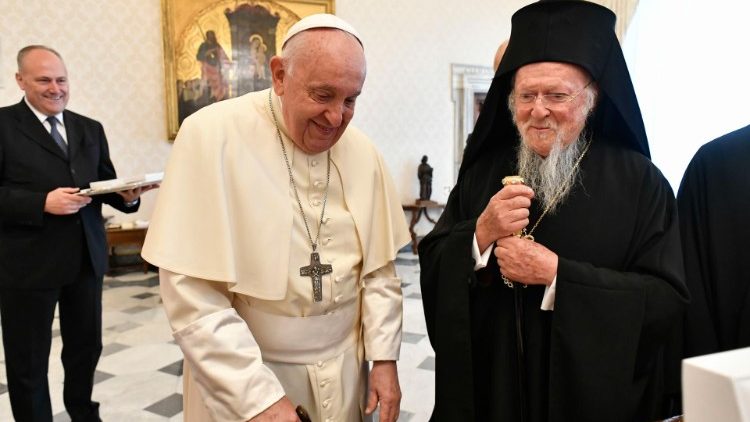 ഫ്രാൻസിസ് പാപ്പായും ബർത്തലോമിയോ ഒന്നാമൻ എക്യൂമെനിക്കൽ പാത്രിയാർക്കീസും - ഫയൽ ചിത്രം