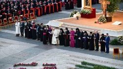 Fotografie ze sobotní vigilie na Svatopetrském náměstí