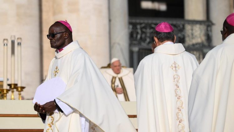 Askofu Almachius Rweyongeza  wa Jimbo Kayanga Tanzania katika misa ya Ufunguzi wa Sinodi