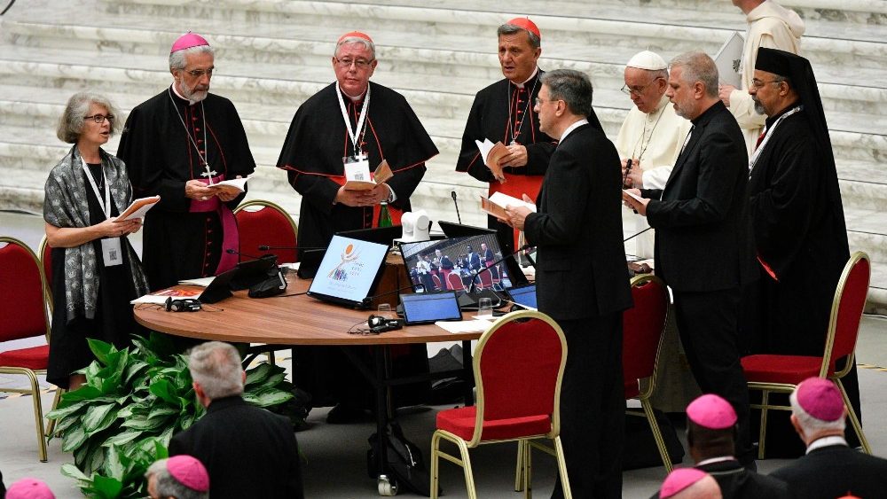 Påven Franciskus öppnar synodens arbete onsdagen den 4 oktober och uppmanar deltagarna om att lyssna och fasta från massmedia 