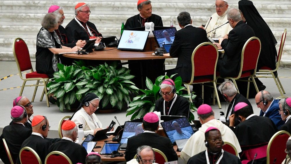 Papa Francisc în Aula Paul al VI-lea, din Vatican, miercuri, 4 octombrie 2023, la prima congregație generală a Sinodului despre sinodalitate