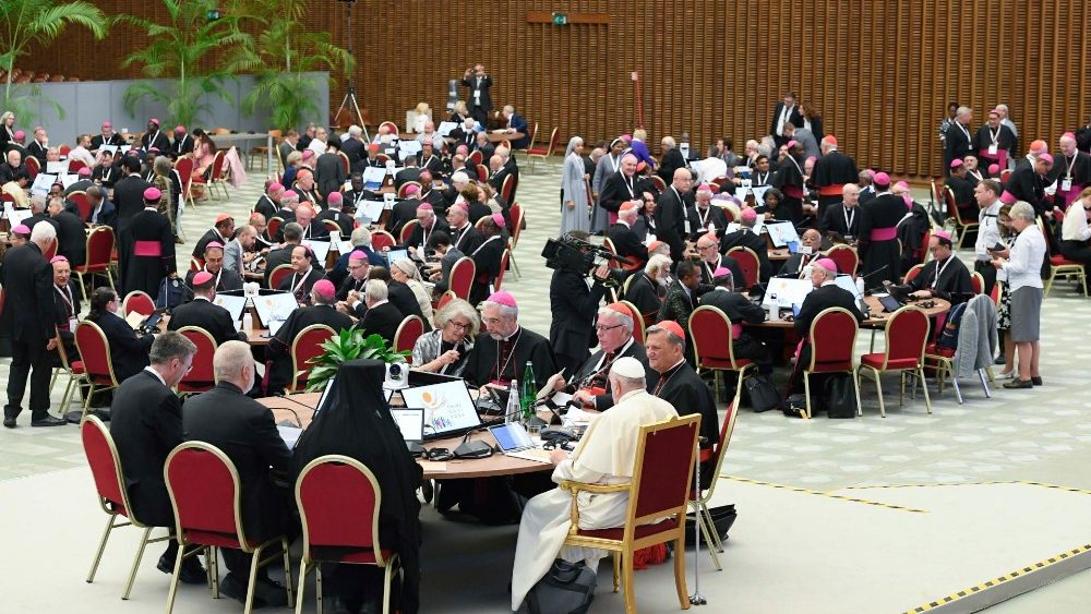 Papa Francisc în Aula Paul al VI-lea, din Vatican, miercuri, 4 octombrie 2023, la prima congregație generală a Sinodului despre sinodalitate