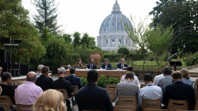 Waraka wa Kitume wa Baba Mtakatifu Francisko “Laudate Deum” yaani “Mungu Asifiwe Kwa Ajili ya Viumbe Vyake Vyote” umechapishwa tarehe 4 Oktoba 2023.