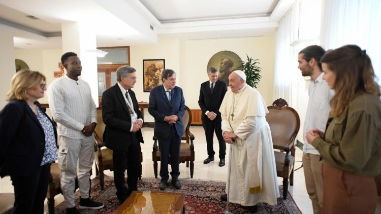 Franziskus mit den Teilnehmern an der Pressekonferenz; ganz rechts L. Neubauer